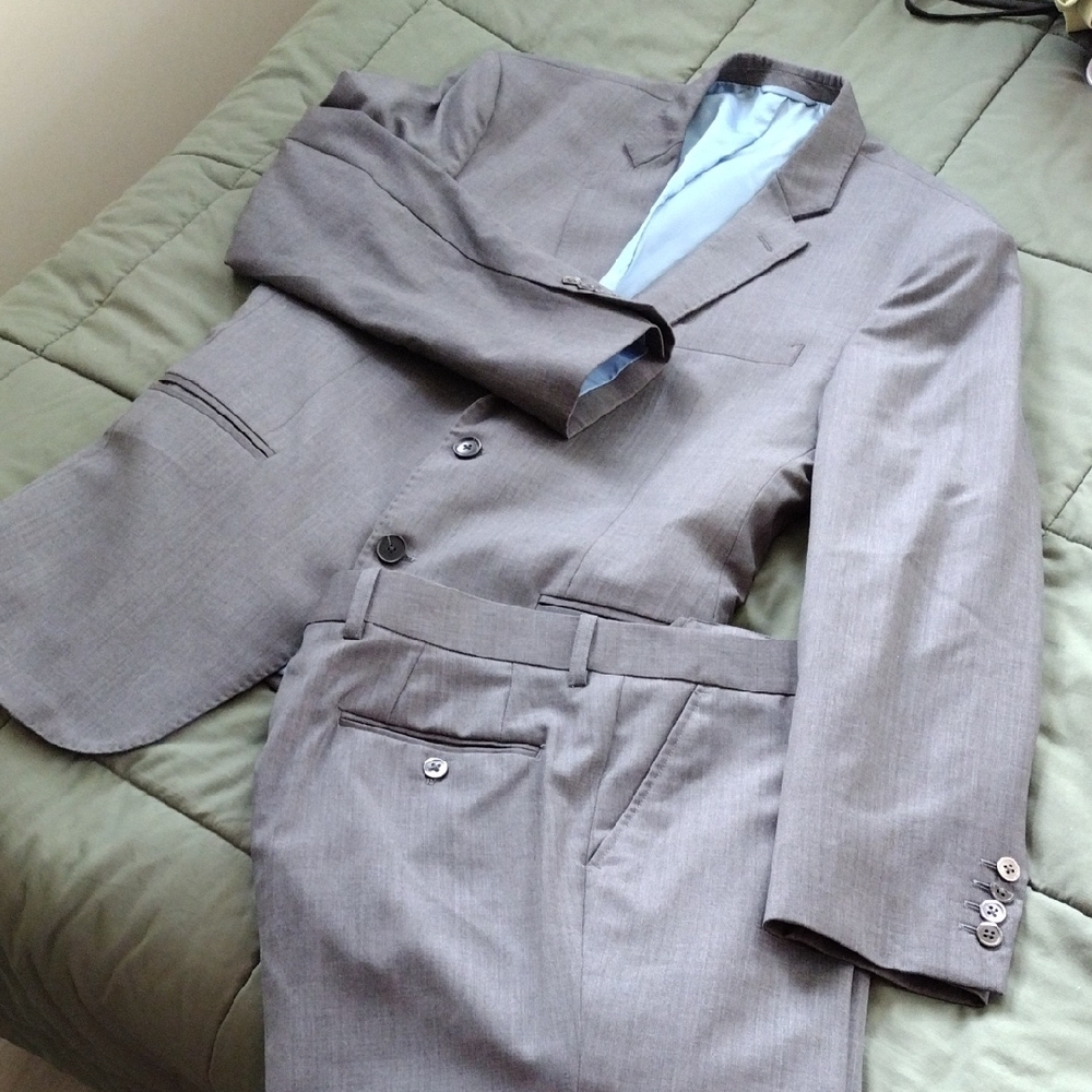 Gray Tailored Suit with Modern Cut and Matte Finish